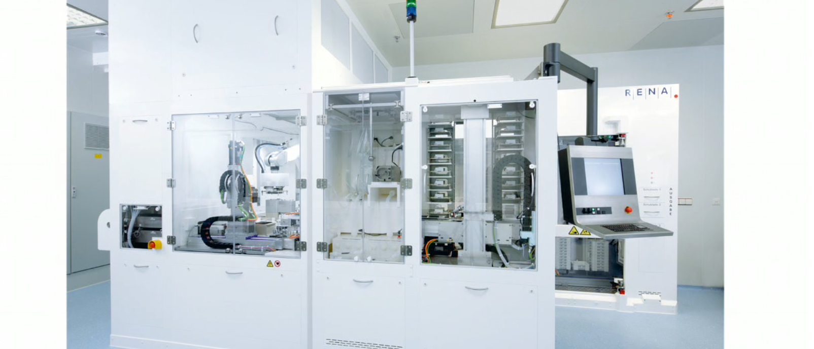 Hochautomatisierte Anlage zur Beschichtung und Biofunktionalisierung von Dentalimplantaten im Reinraum eines Medizintechnikunternehmens